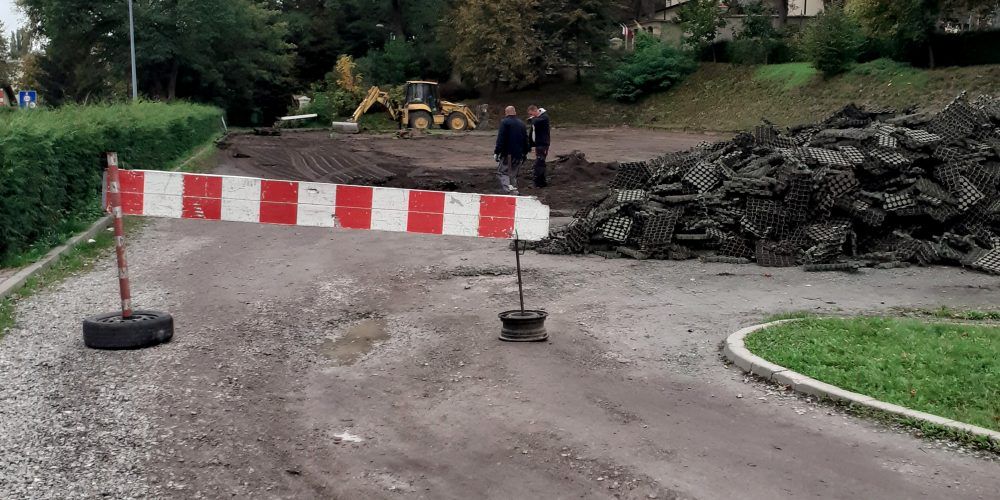 Rozpoczęły się roboty związane z przebudową parkingu w sąsiedztwie kościoła parafialnego w Nałęczowie